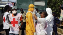 Des agents de santé se préparent à intervenir auprès de malades atteints d'Ebola, à Freetown, en Sierra Leone, le 14 octobre 2014. Reuters/Josephus Olu-Mammah