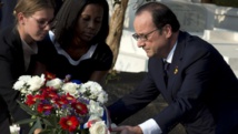 François Hollande s'est rendu sur la tombe de Léopold Sédar Senghor, au cimetière de Bel-Air à Dakar, le 29 novembre 2014. REUTERS/Alain Jocard/Pool