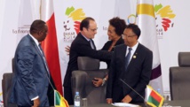 Le président François Hollande félicite Michaëlle Jean, après son élection à la tête de l'OIF. AFP PHOTO / SOW MOUSSA