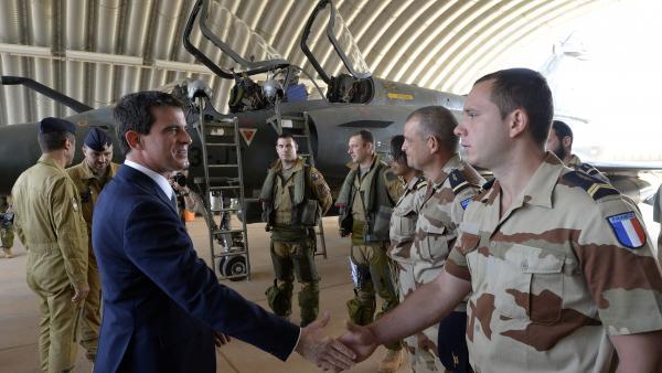 Manuel Valls rend visite aux pilotes de Mirage 2000D de l'opération Barkhane. AFP PHOTO/MIGUEL MEDINA