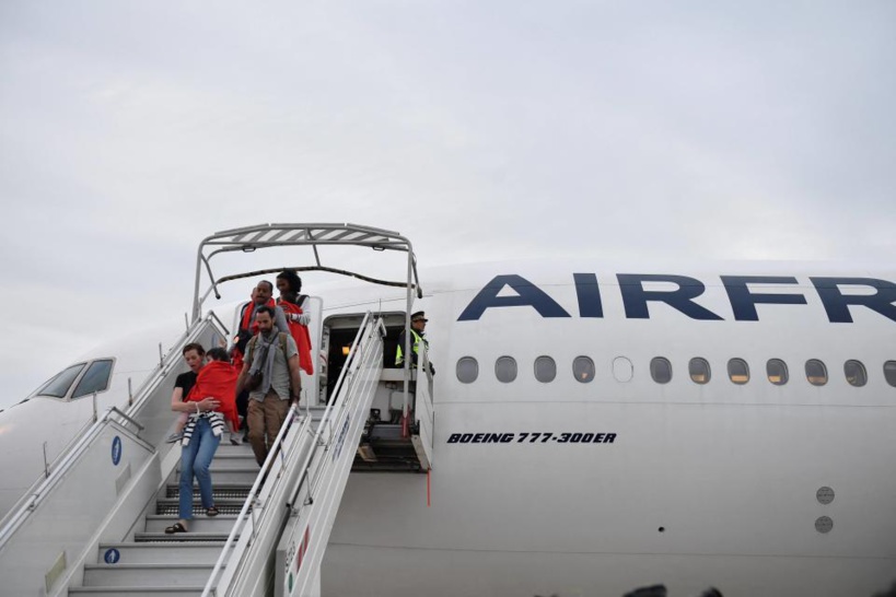 Atterrissage à Paris d'un avion français transportant 245 évacués du Soudan Atterrissage à Paris d'un avion français transportant 245 évacués du Soudan