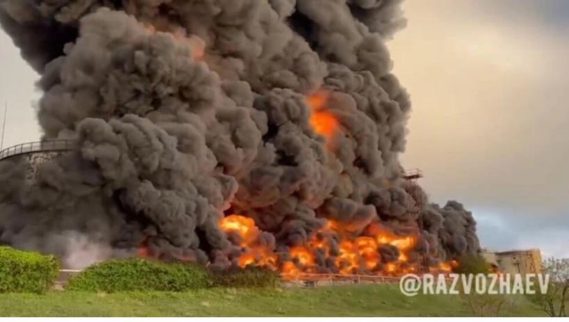 Un dépôt de pétrole en feu en Crimée après une attaque de drone Un dépôt de pétrole en feu en Crimée après une attaque de drone
