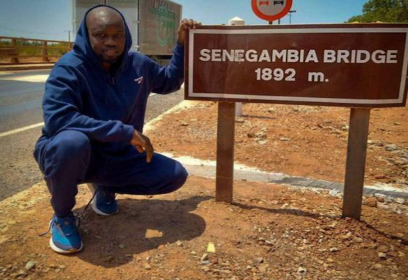 Désobéissance civile : interdit de sortie du territoire, Ousmane Sonko fait escale en Gambie et défie la justice