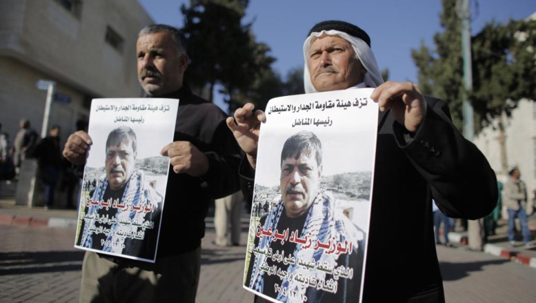 Des manifestants défilent avec des affiches du ministre palestinien Ziad Abu Eïn tué, mercredi 10 décembre. REUTERS/Ammar Awad