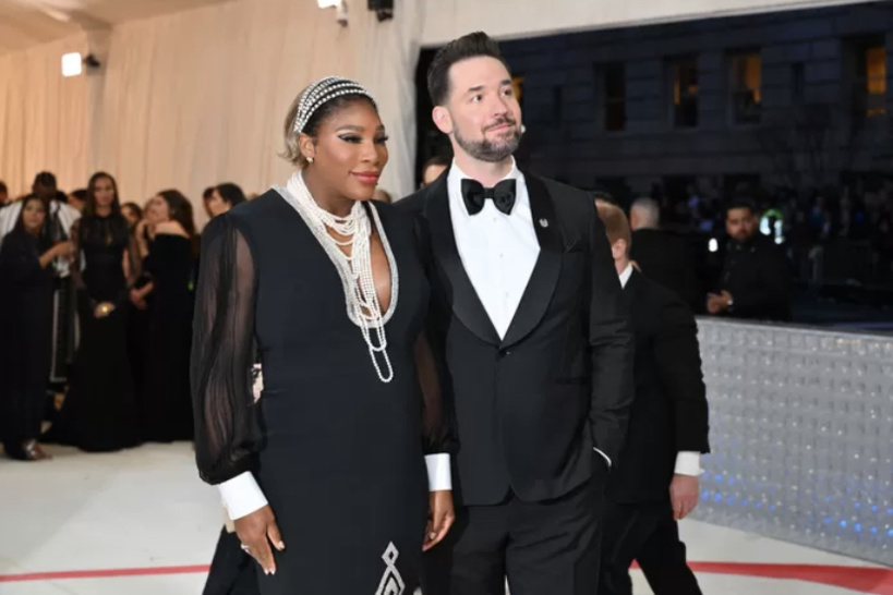 Serena Williams apparaît enceinte de son second enfant sur le tapis rouge du gala du Met Serena Williams apparaît enceinte de son second enfant sur le tapis rouge du gala du Met