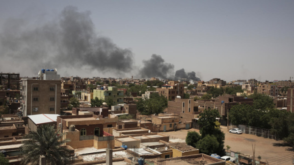 Combats au Soudan: comment vivent les milliers de personnes terrées chez elles, à Khartoum?
