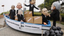 Les présidents des pays grands pollueurs et mauvais payeurs épinglés par les ONG de défense de l'environnement qui manifestaient en marge de la COP20 à Lima, le 14 décembre. REUTERS/Enrique Castro-Mendivil