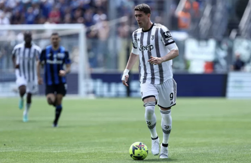 Une tribune de l'Atalanta fermée après les cris racistes contre Vlahovic Une tribune de l'Atalanta fermée après les cris racistes contre Vlahovic