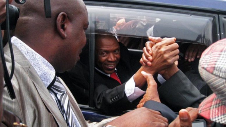 Agathon Rwasa salué par ses partisans à Bujumbura, le 6 août 2013. AFP PHOTO/Esdras Ndikumana