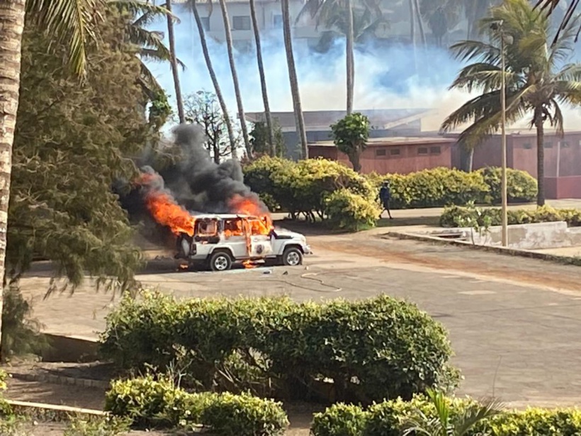 Affrontements à Ngor : un véhicule de la Croix-Rouge sénégalaise caillassé et incendié 