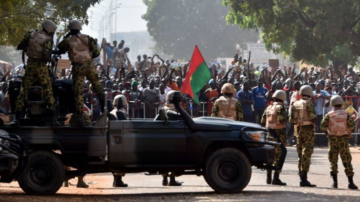 Burkina Faso: la suspension des partis pro-Compaoré fait débat