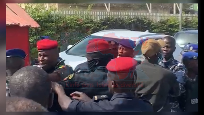 Affaire Sweet Beauté: Bagarre entre un garde de Adji Sarr et un gendarme au tribunal de Dakar (Vidéo) Affaire Sweet Beauté: Bagarre entre un garde de Adji Sarr et un gendarme au tribunal de Dakar (Vidéo)