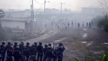 Face à face entre les forces de l'ordre gabonaises et des manifestants, le 20 décembre 2014 à Libreville. AFP PHOTO/CELIA LEBUR