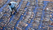 Un agent du programme DDRRR (Désarmement, démobilisation, rapatriement, réintégration et réinstallation) fait l’inventaire d’un lot d’armes prises aux mains d’ex-combattants à l’Est de la R. D. Congo flickr.com/MONUSCO