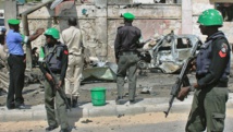 Des soldats de l'Amisom sur le site d'un attentat, devant les portes hautement sécurisées de l'aéroport de Mogadiscio, le 3 décembre 2014.