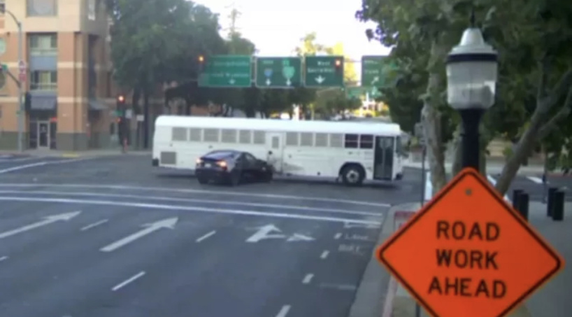 Une Tesla percute un bus pénitentiaire en Californie, au moins 19 blessés