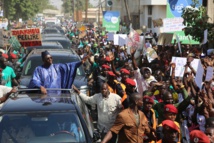Images l'accueil populaire réservé au président Sall à Tivaoune Images l'accueil populaire réservé au président Sall à Tivaoune