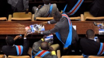 Les députés congolais doivent examiner le 28 décembre 2014 un projet de révision de la carte et de la loi électorale. Ici, ambiance au Parlement de la RDC à Kinshasa, le 15 décembre. AFP PHOTO / JUNIOR D.KANNAH