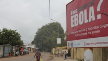 Message de prévention sur le virus Ebola à Conakry en Guinée, le 26 octobre 2014. REUTERS/Michelle Nichols