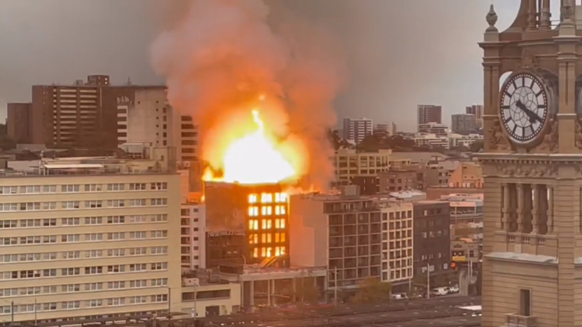 Sydney: un immeuble de sept étages en feu, l'incendie s'étend à d'autres bâtiments Sydney: un immeuble de sept étages en feu, l'incendie s'étend à d'autres bâtiments