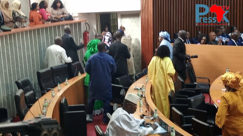 Assemblée nationale: les députés de l'opposition boudent la plénière (vidéo) Assemblée nationale: les députés de l'opposition boudent la plénière (vidéo)