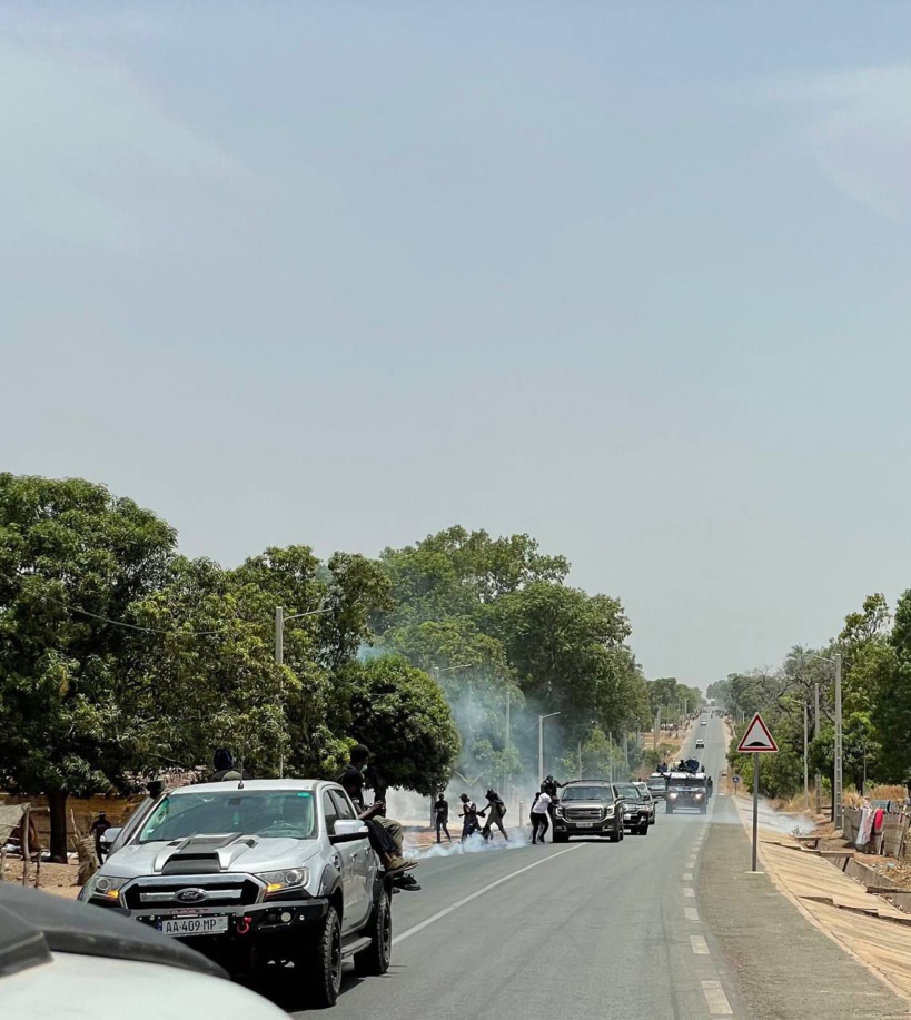 En route pour Diaobé, la « Caravane de la liberté » de Sonko suivie par des blindés des FDS et gazée