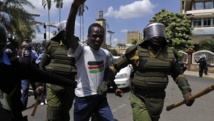 Un manifestant contre les nouvelles lois antiterroristes arrêté par la police à Nairobi, le 18 décembre 2014. AFP/Simon Maina