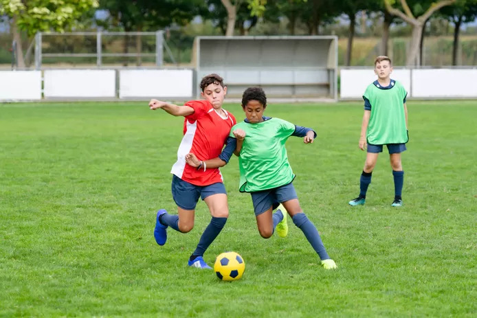 Un jeune footballeur de 15 ans entre la vie et la mort après une bagarre générale