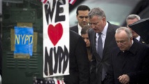 Le maire de New York, Bill de Blasio (à gauche), a fait une apparition aux côtés du chef de la police, Bill Bratton, à la veillée funéraire de Wenjian Liu, le deuxième policier assassiné le 20 décembre 2014. REUTERS/Carlo Allegri