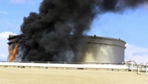 Trois réservoirs de pétrole en feu dans un terminal de l'est de la Libye, le 25 décembre 2014. REUTERS/Stringer