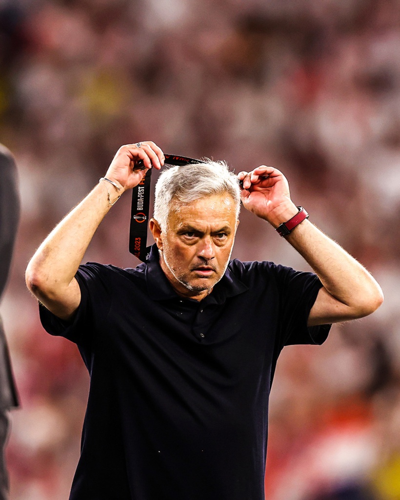 José Mourinho sur son avenir : « Je veux rester mais mes joueurs méritent plus et moi aussi » José Mourinho sur son avenir : « Je veux rester mais mes joueurs méritent plus et moi aussi »