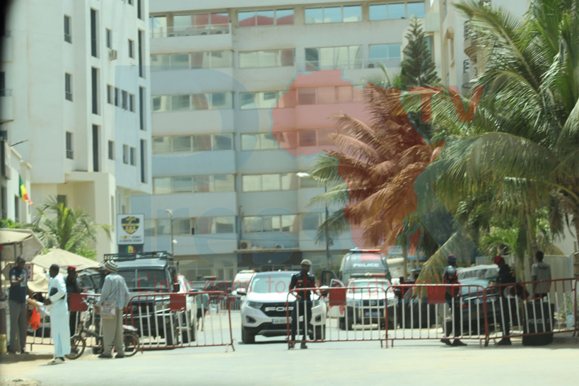 Cité Keur Gorgui: un assouplissement des barrières noté, pas de nouvelles de Sonko, mais ses avocats rassurent Cité Keur Gorgui: un assouplissement des barrières noté, pas de nouvelles de Sonko, mais ses avocats rassurent