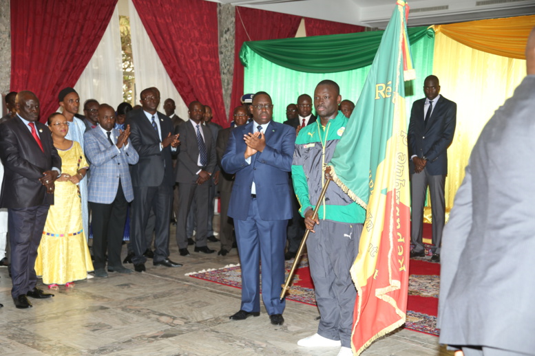 CAN 2015-Remise du drapeau aux "Lions": le président Sall promet une prime de 30 millions à chaque joueur, en cas de victoire CAN 2015-Remise du drapeau aux "Lions": le président Sall promet une prime de 30 millions à chaque joueur, en cas de victoire