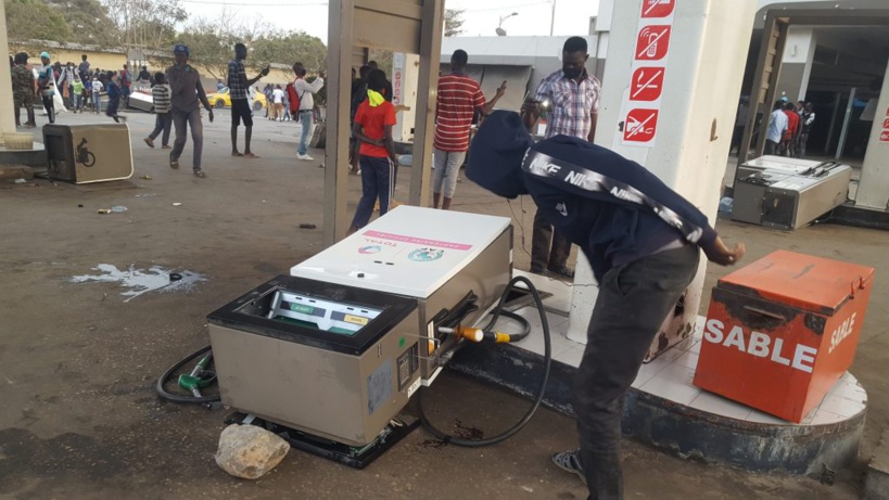 Manifestations au Sénégal : 14 Stations Shell saccagées et pillées Manifestations au Sénégal : 14 Stations Shell saccagées et pillées