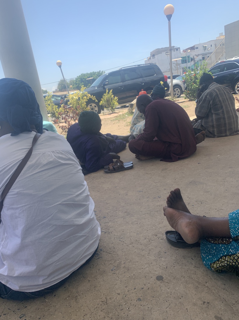 Cave tribunal de Dakar : plongée dans l’angoisse des parents inquiets du sort de leurs enfants arrêtés lors des manifestations
