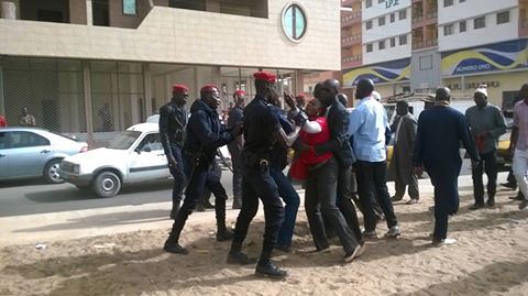 Images-​Manifestation devant le ministère de la jeunesse : dos-au-mur, Mame Mbaye Niang rencontre les ex-travailleurs des agences dissoutes !
