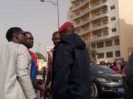 Images-​Manifestation devant le ministère de la jeunesse : dos-au-mur, Mame Mbaye Niang rencontre les ex-travailleurs des agences dissoutes !