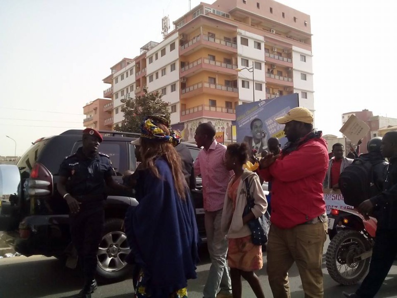 Images-​Manifestation devant le ministère de la jeunesse : dos-au-mur, Mame Mbaye Niang rencontre les ex-travailleurs des agences dissoutes !