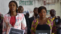 La ministre de la Communication ivoirienne Bamba Lamine (à gauche), et la présidente de l'association de la presse étrangère, Mah Camara, ont montré leur solidarité avec la France, à Abidjan, le 9 janvier 2015. AFP PHOTO / SIA KAMBOU