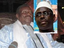 Inauguration de l'autoroute Illa Touba: poignée de main entre le président Sall et Cheikh Béthio Thioune