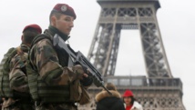 Patrouille militaire devant la tour Eiffel à Paris le 10 janvier 2015. REUTERS/Gonzalo Fuentes Patrouille militaire devant la tour Eiffel à Paris le 10 janvier 2015. REUTERS/Gonzalo Fuentes