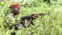 Un soldat des Forces républicaines de Côte d'Ivoire (FRCI) dans le village de Para (Liberia), non loin de la frontière ivoirienne, le 17 juin 2012. REUTERS/Luc Gnago