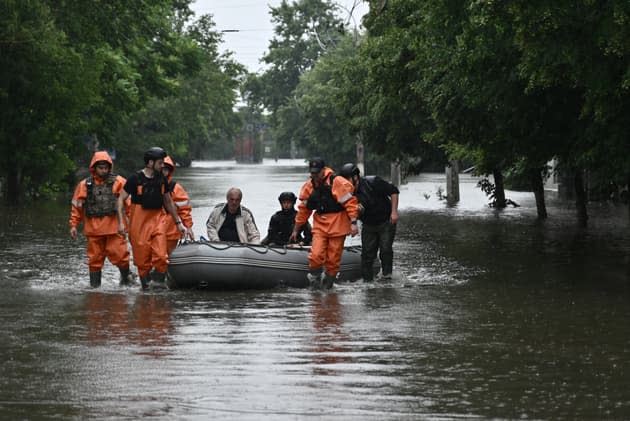 Ukraine: trois morts et 10 blessés dans le bombardement d'un bateau d'évacués des inondations