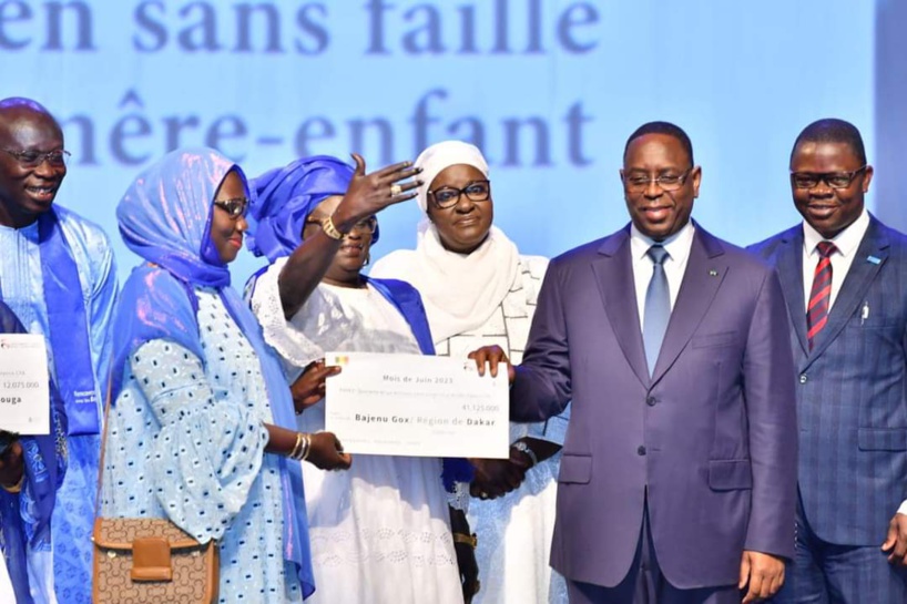 Macky Sall arrose les "Baadiénou Gokh" de billets de banque Macky Sall arrose les "Baadiénou Gokh" de billets de banque