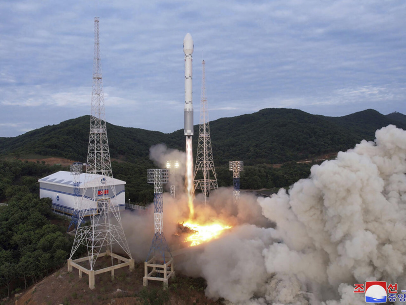 Pékin et Séoul se livrent à une course effrénée pour récupérer les débris d'une fusée nord-coréenne Pékin et Séoul se livrent à une course effrénée pour récupérer les débris d'une fusée nord-coréenne