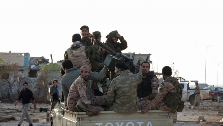 Des combattants fidèles au général Haftar à l'est de Benghazi, le 24 octobre. REUTERS/Stringer