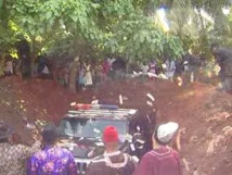 Kenya : Conformément à sa dernière volonté, un homme est enterré avec sa voiture! Kenya : Conformément à sa dernière volonté, un homme est enterré avec sa voiture!