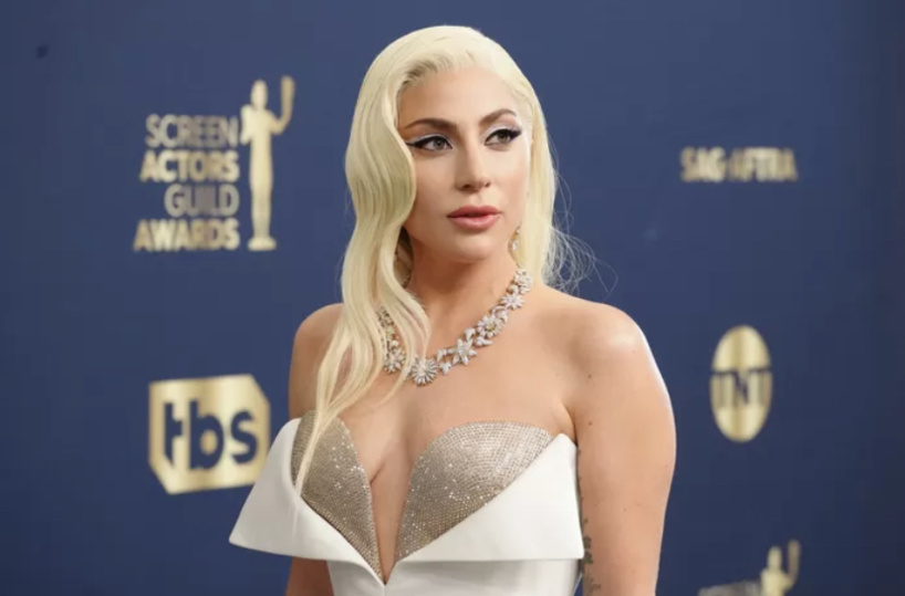 Lady Gaga s’attire les critiques après sa promotion d'un médicament contre les migraines Lady Gaga s’attire les critiques après sa promotion d'un médicament contre les migraines