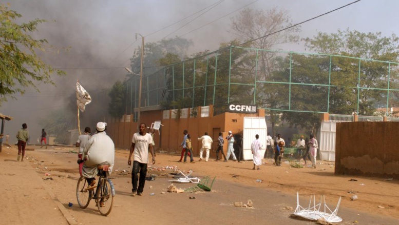 Le Centre culturel français de Zinder a été incendié au cours d'une manifestation anti-Charlie Hebdo, le 16 janvier 2015 au Niger. AFP PHOTO / STRINGER