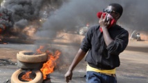 La police a dispersé les manifestants avec des gaz lacrymogènes provoquant en retour insultes et jets de pierres. Niamey, le 18 janvier 2015. AFP PHOTO / BOUREIMA HAMA
